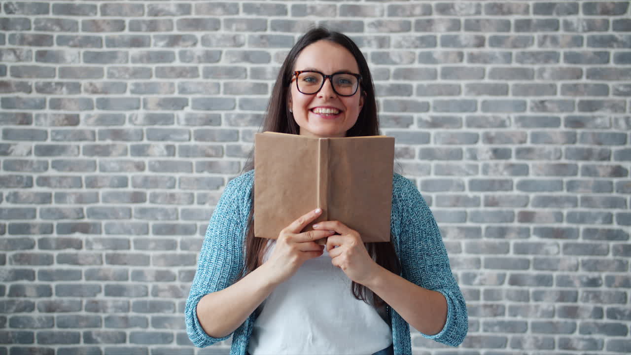 mujer leyendo un libro