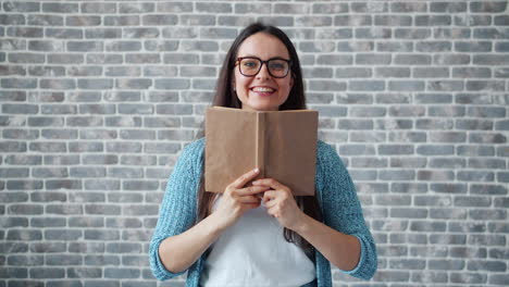 mujer leyendo un libro