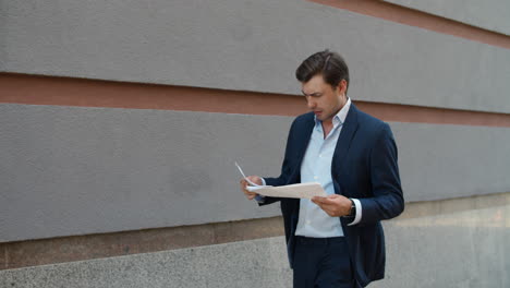 Business-man-walking-with-papers