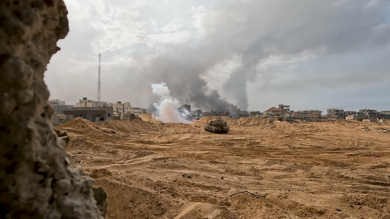tanques del ejército israelí bombardean edificios y viviendas en la franja de gaza
