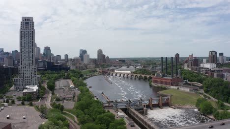 super panorámica aérea de minneapolis, minnesota a lo largo del río mississippi