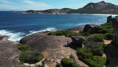 People-sitting-at-table-front-of-Lucky-Bay-beach,-Cape-Le-Grand-National-Park,-Western-Australia