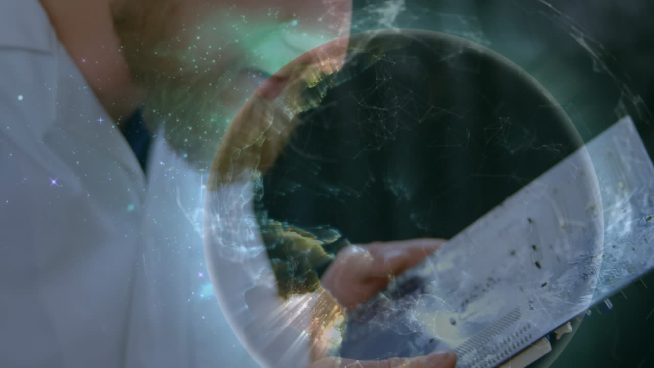 animación del globo sobre el hombre caucásico sosteniendo componentes de computadora