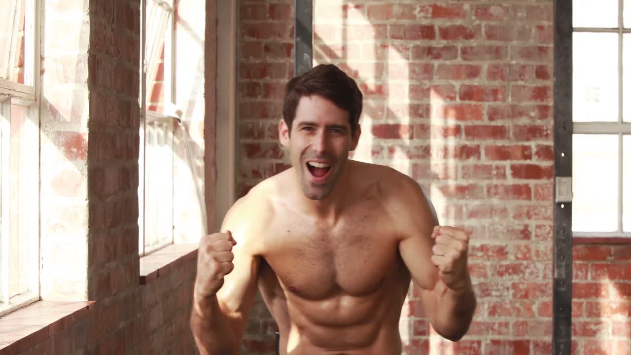 trabajador de fitness positivo dando pulgares hacia arriba