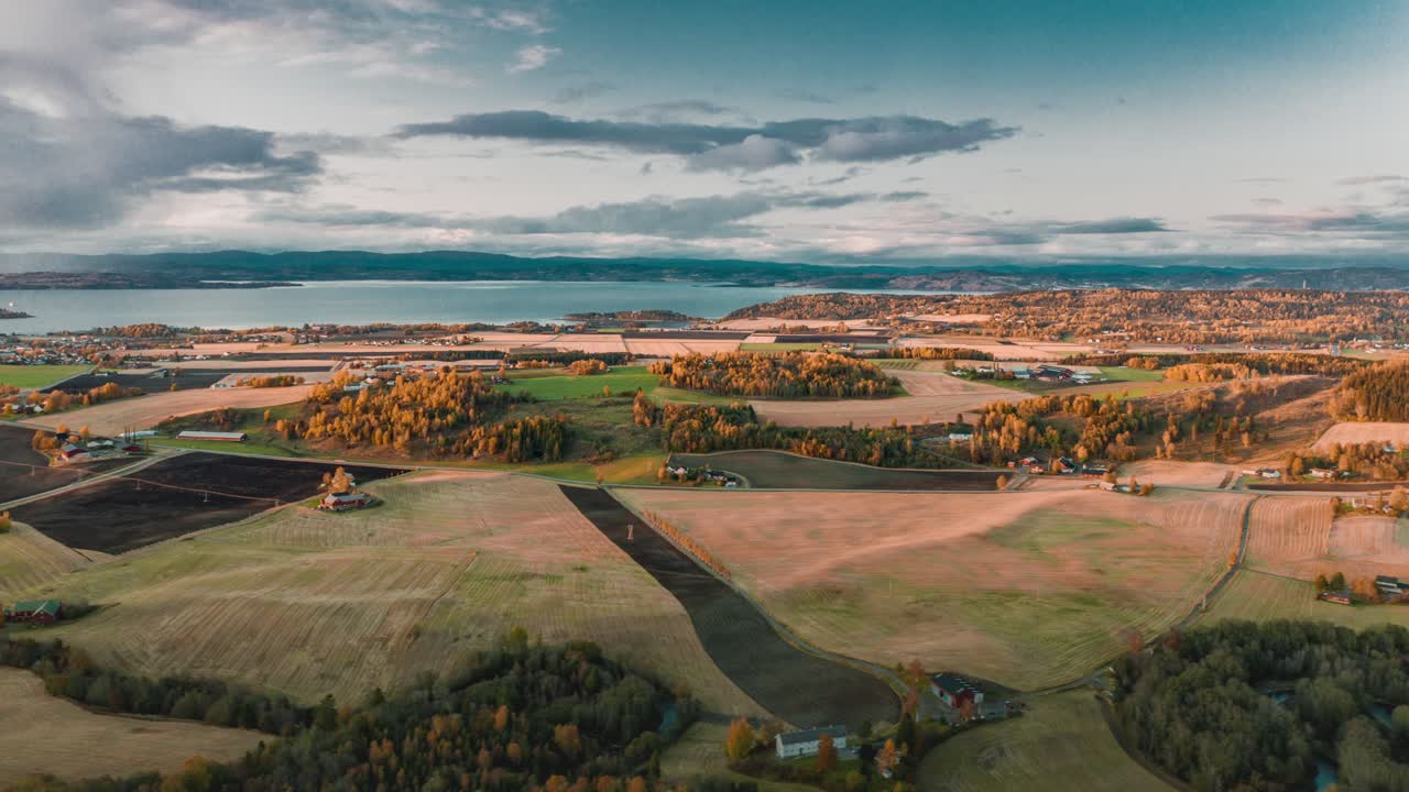 Luftfoto av det landlige landskapet i Nord-Norge nær Trondheim