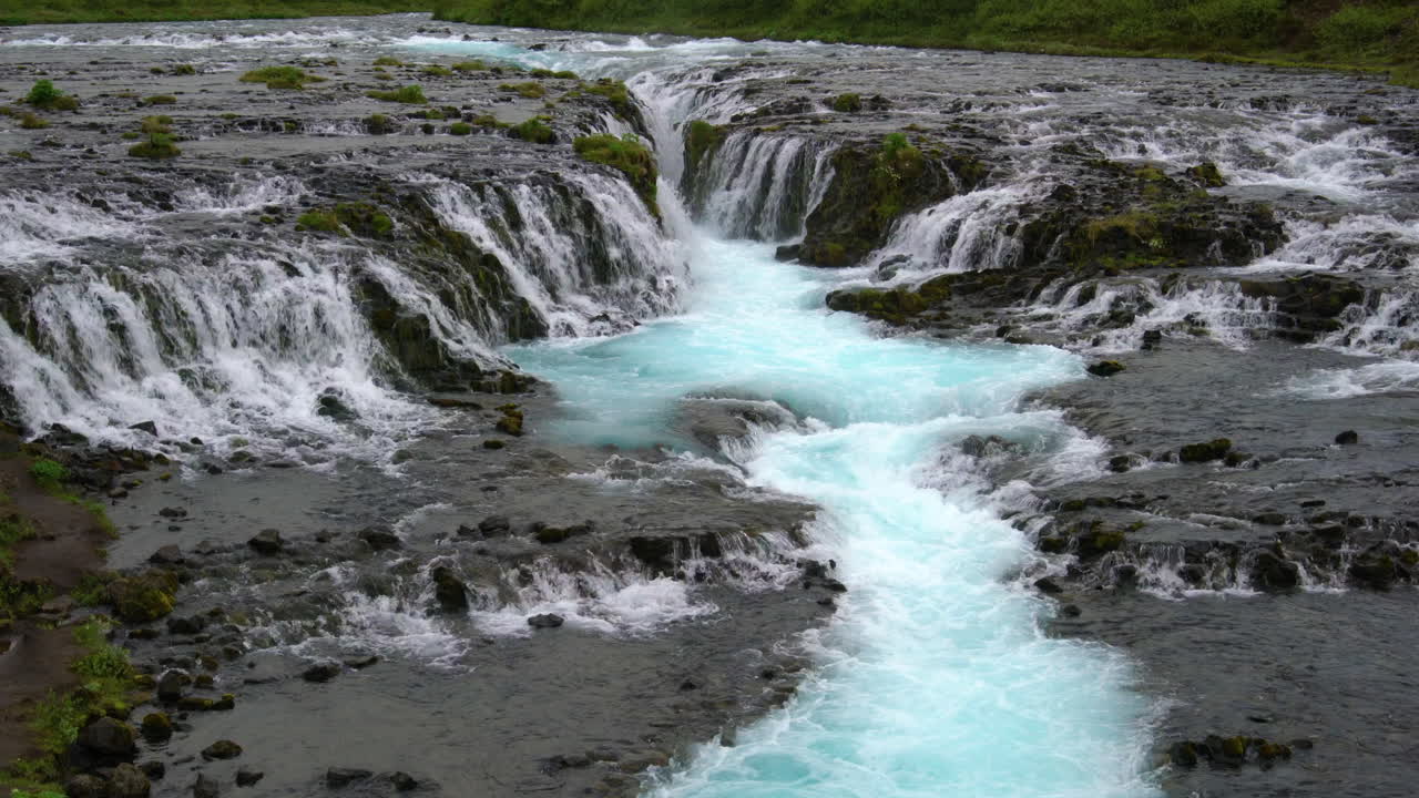 la cascada de bruarfoss está ubicada en brekkuskogur, islandia.