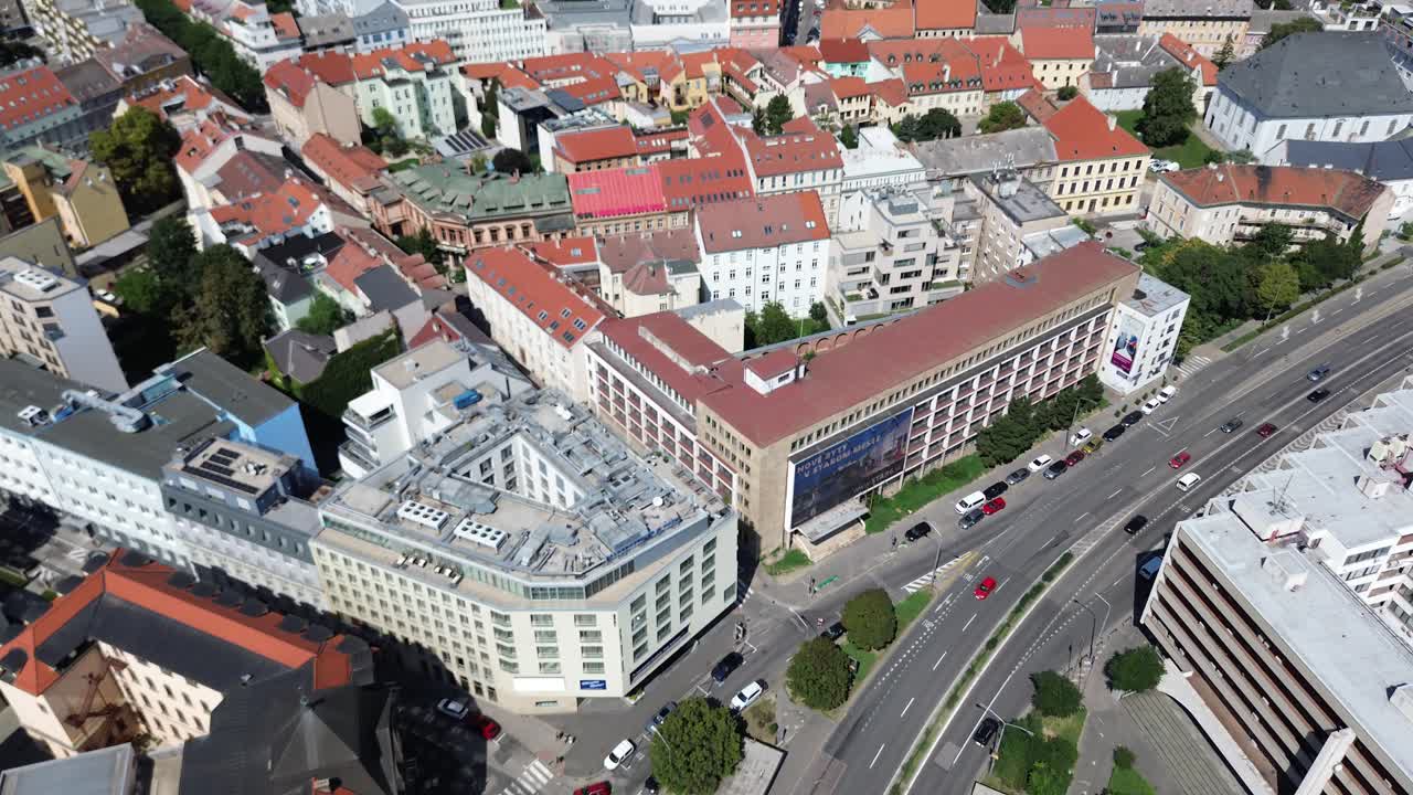 낮에는 브라티슬라바 성과 구시가지의 공중 전망, 드론 공중 전망 4k 여름 동안 슬로바키아 유럽 수도의 촬영, 랜드마크의 놀라운 전망