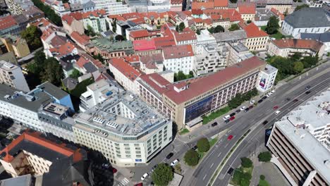 vista aérea del castillo de bratislava y el casco antiguo durante el día, vista aérea de dron 4k estableciendo una toma de la capital europea eslovaca durante el verano, impresionante vista del punto de referencia