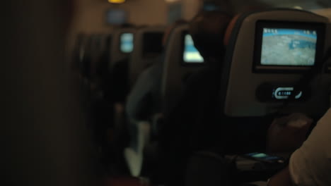 cabina de avión con pasajeros durante el vuelo nocturno