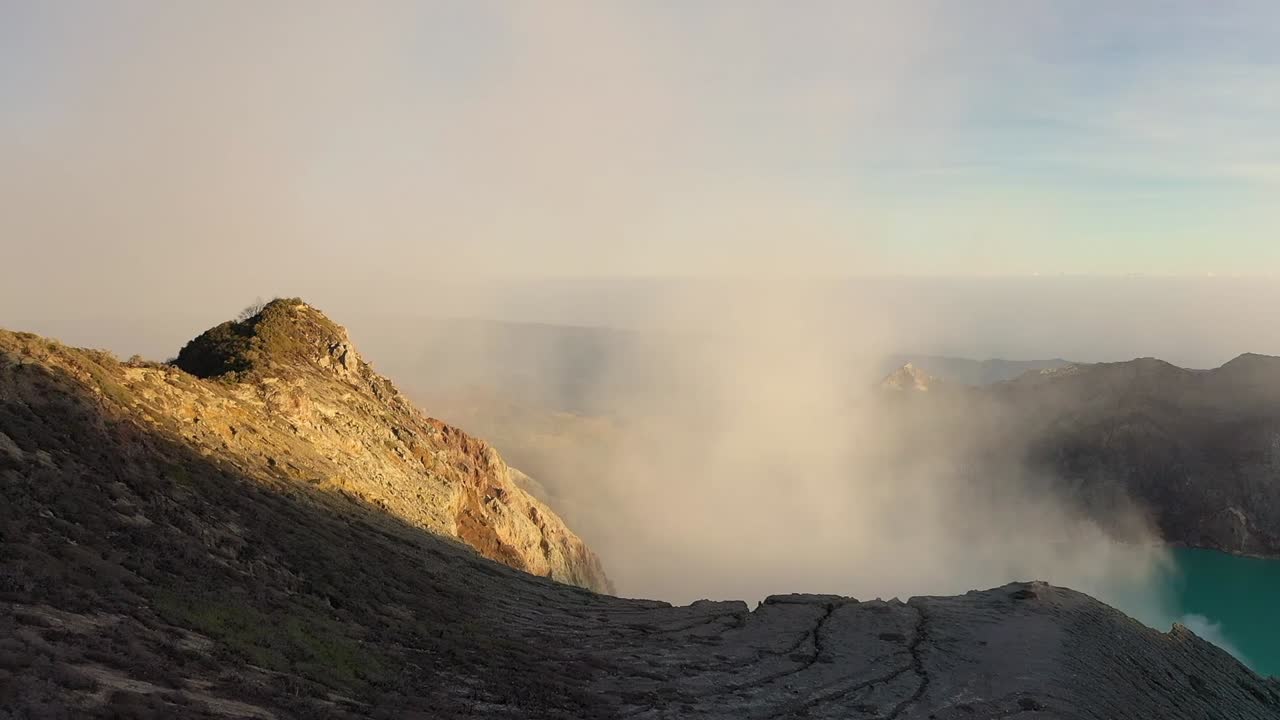 Vue spectaculaire d'un cratère au volcan Kawah Ijen avec un lac de soufre turquoise