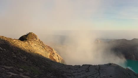 Vista-Espectacular-De-Un-Creador-En-El-Volcán-Kawah-Ijen-Con-Lago-De-Azufre-Turquesa