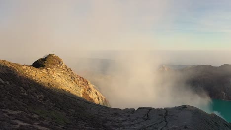 vista espectacular de un creador en el volcán kawah ijen con lago de azufre turquesa