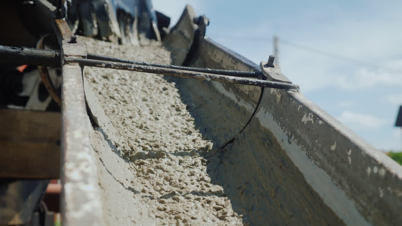 액체 시멘트는 건설 현장 개념 4k 비디오에서 거터 근접 시멘트 흐름