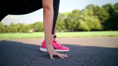 Mujer-Iniciando-Su-Entrenamiento-Para-Correr,-Katowice,-Polonia