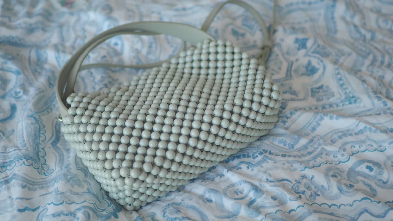 밝은 회색 구슬 가방