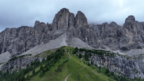 Montañas-Rocosas-Dolomitas-En-Italia,-Vista-Aérea-De-Drones