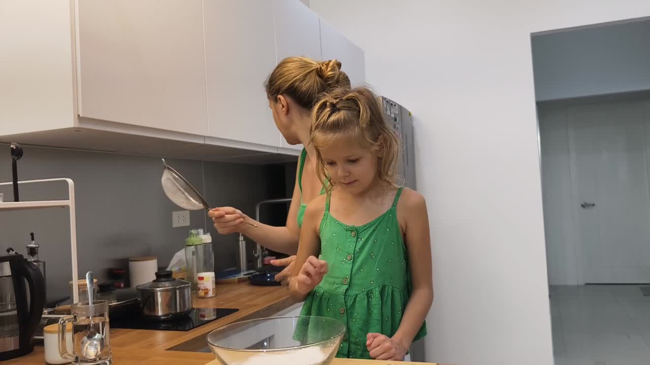 어머니 와 딸 이 부 에서 함께 요리 하고 있다