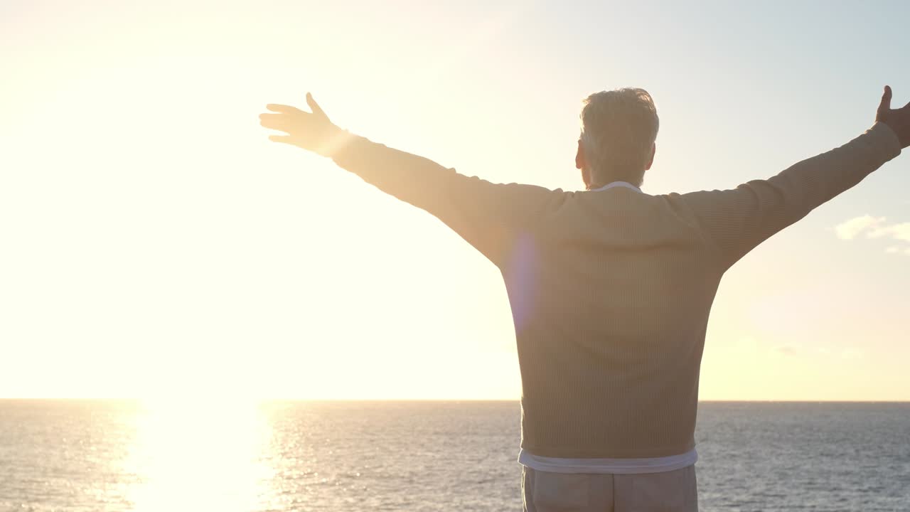 은이는 팔을 고 해가 지는 곳과 바다를 바라보며 자유롭고 행복한 느낌 - 자유와 행복을 느낄 수 있는 생활 방식과 개념