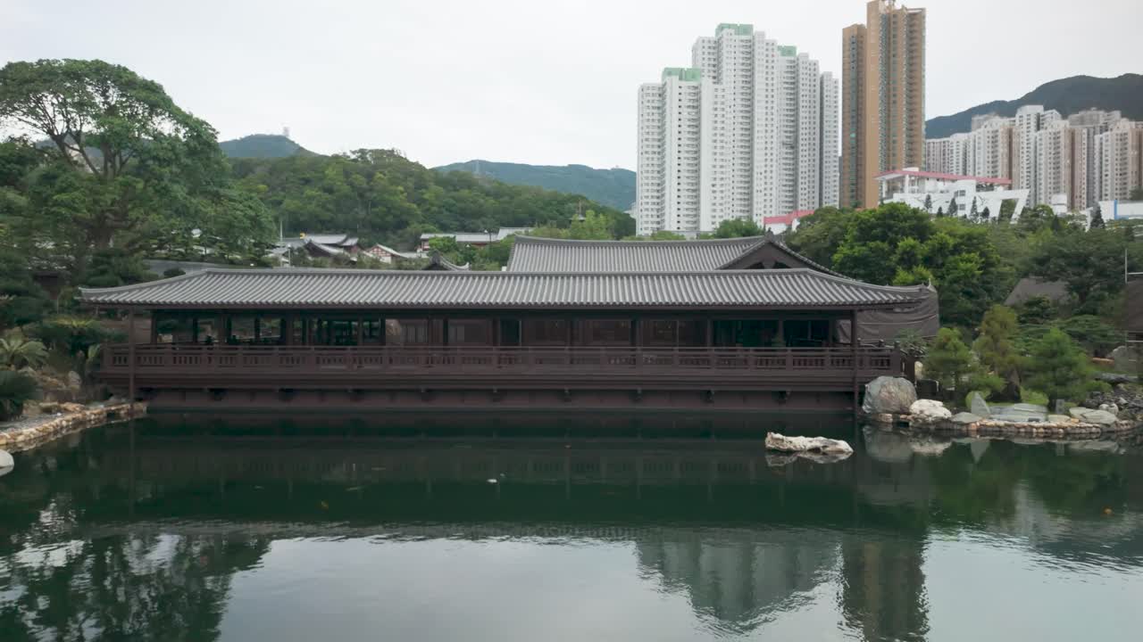 Tòa nhà theo phong cách nhà Đường cổ điển phản chiếu trên mặt nước tại Nan Lian Garden, Cửu Long
