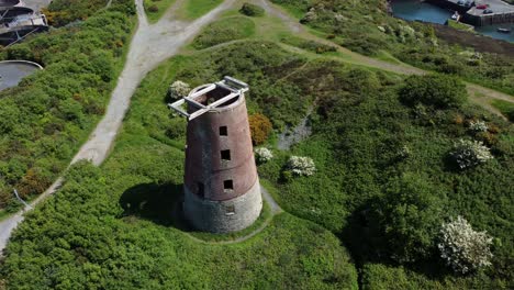 amlwch port rderelict ed mattone in disuso abbandonato windmill antenna vista in aumento north anglesey galles