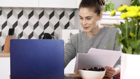 mujer multitarea que trabaja en el hogar