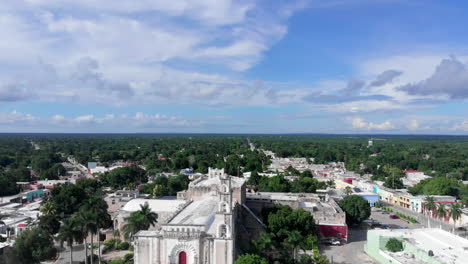 Calkiní-Downtown-park-and-Parroquia-San-Luis-drone-Landin