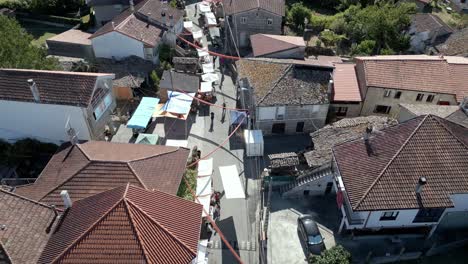 dolly aéreo empujado sobre las calles de lonoa durante el festival etnográfico pereiro de aguiar lonoa españa