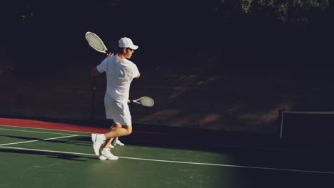 Frau-Und-Mann-Spielen-Tennis-An-Einem-Sonnigen-Tag