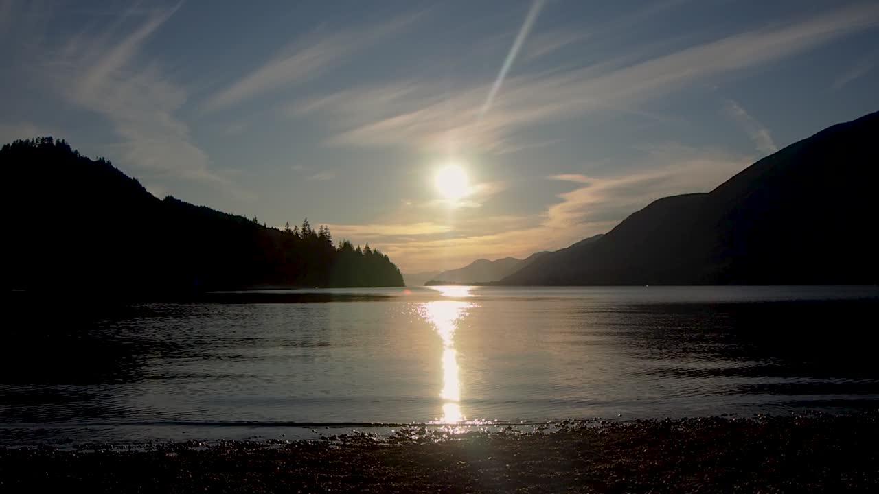 산 구름과 백그라운드에서 술을 마시는 사람과 일몰