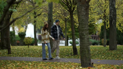 una pareja feliz caminando de la mano por el camino.