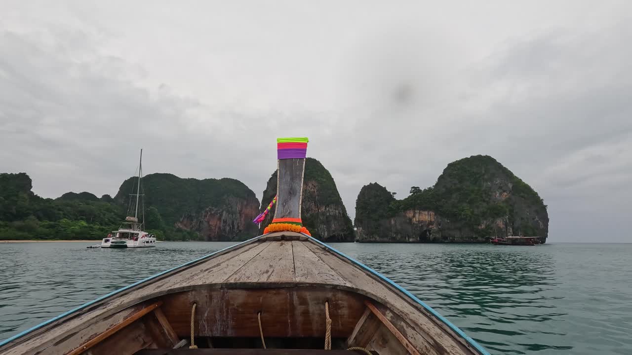 태국에서 경치 좋은 절벽과 물을 탐험합니다.