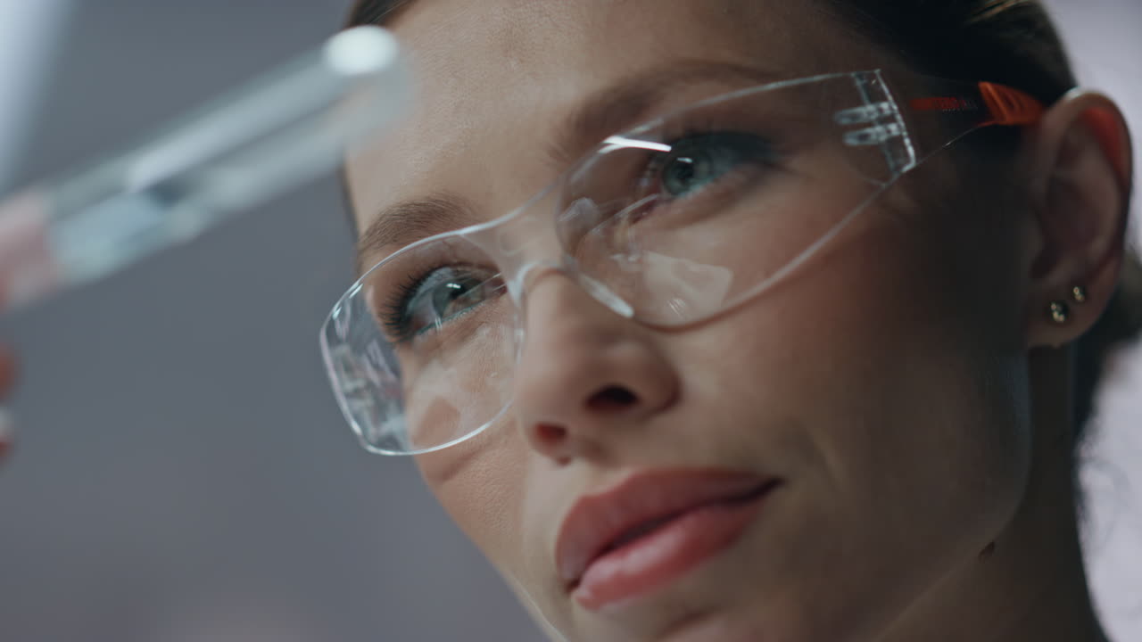 especialista clínico explorando una muestra de vacuna en un laboratorio de tubo de ensayo de cerca.