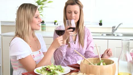Attraktive-Frauen-Trinken-Wein-Und-Essen-Salat