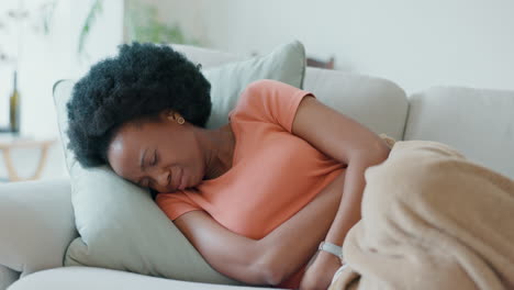 mujer con dolor abdominal