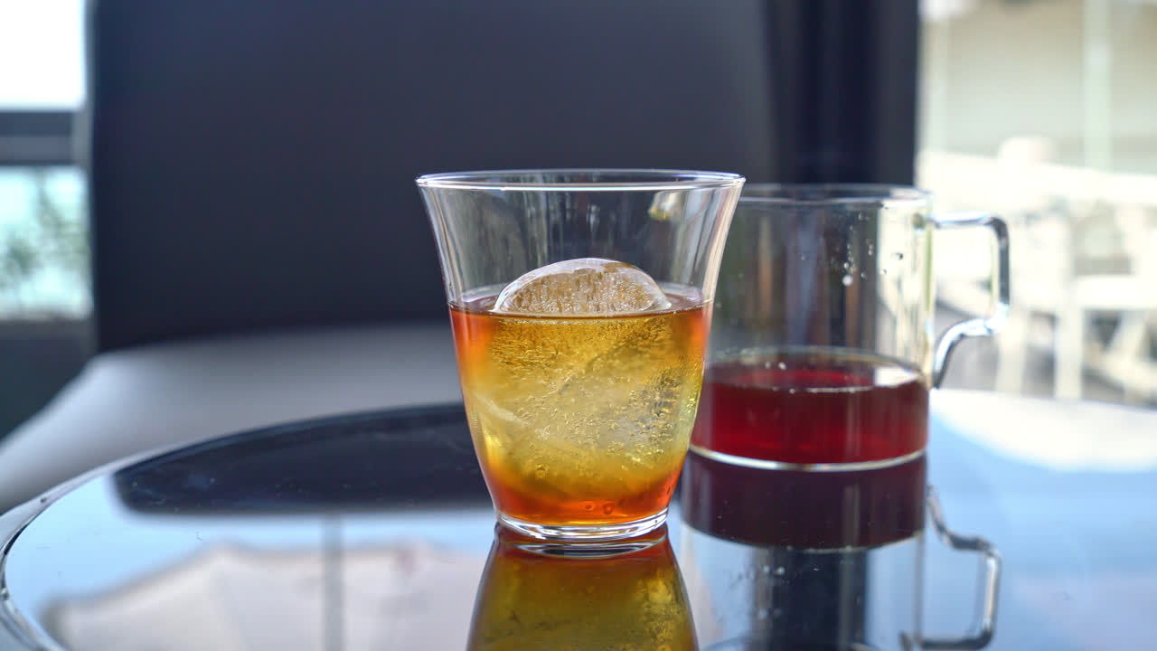 얼음 공 유리에 차가운 물방울 arabica 블랙 커피