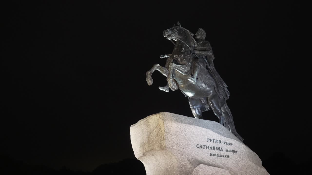 Statua equestre in bronzo di Pietro il Grande di notte