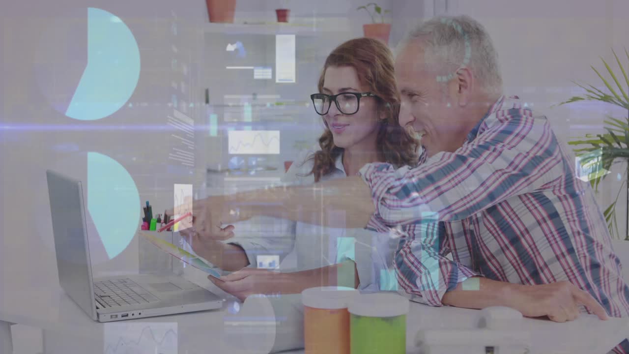 animación de estadísticas y procesamiento de datos sobre personas de negocios que usan computadoras portátiles en reuniones