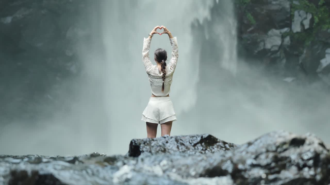 Un viaggiatore ammira le cascate di Tappiyah, Banaue, Filippine, in una calma nebbia tropicale