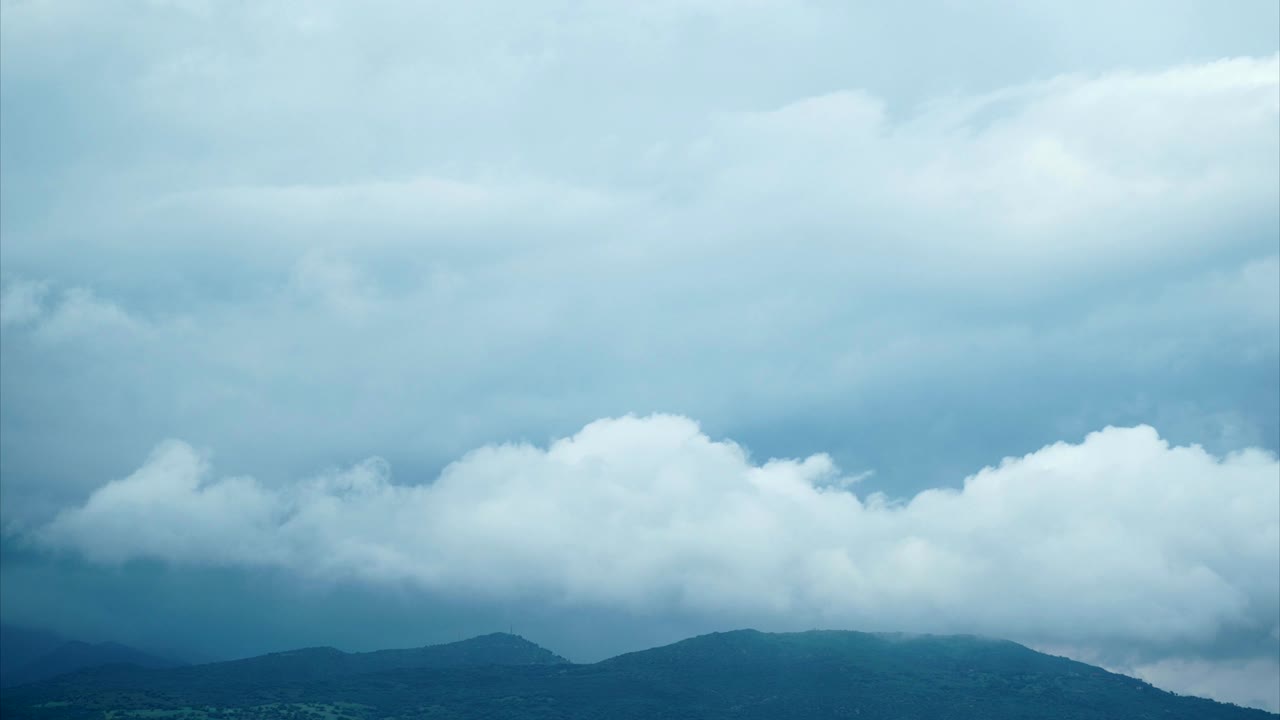 4k uhd: 산과 언덕과 함께 극적인 하늘에서 구름의 움직임의 원활한 루프 가능한 시간 지연