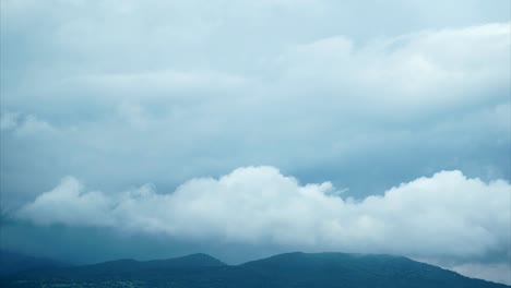 4k uhd: 산과 언덕과 함께 극적인 하늘에서 구름의 움직임의 원활한 루프 가능한 시간 지연