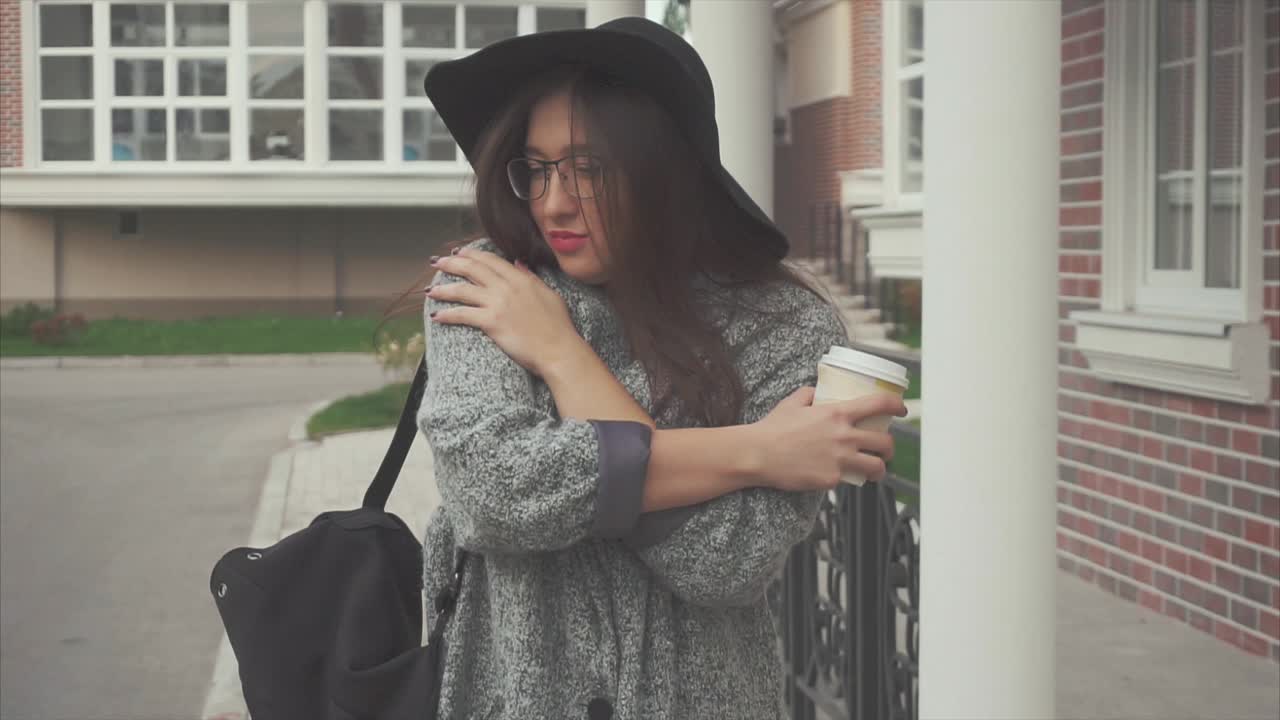 야외에서 커피를 마시는 여자