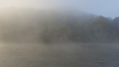 Nebel-Und-Blauer-Himmel-Sonnenaufgang-Auf-Dem-Norfork-River-In-Der-Nähe-Von-Mountain-Home-Arkansas-Usa