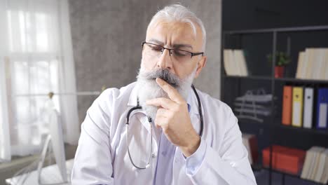 el pensativo doctor sénior tiene muchos problemas en su mente.
