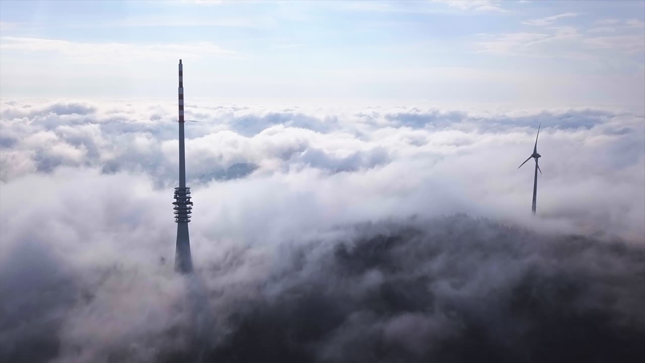 아침에 가을에 밝고 화창한 날에 검은 숲 산 hornisgrinde에 구름 덮개 위에 방송탑을 통해 비행