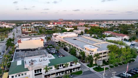 Antena-Baja-Y-Rápida-Sobre-El-Distrito-Comercial-Del-Centro-De-Nápoles,-Florida