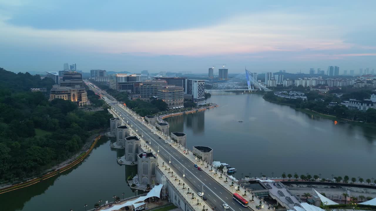 vista aérea del pintoresco puente de putra en malasia durante la noche, capturando el río sereno y el paisaje urbano
