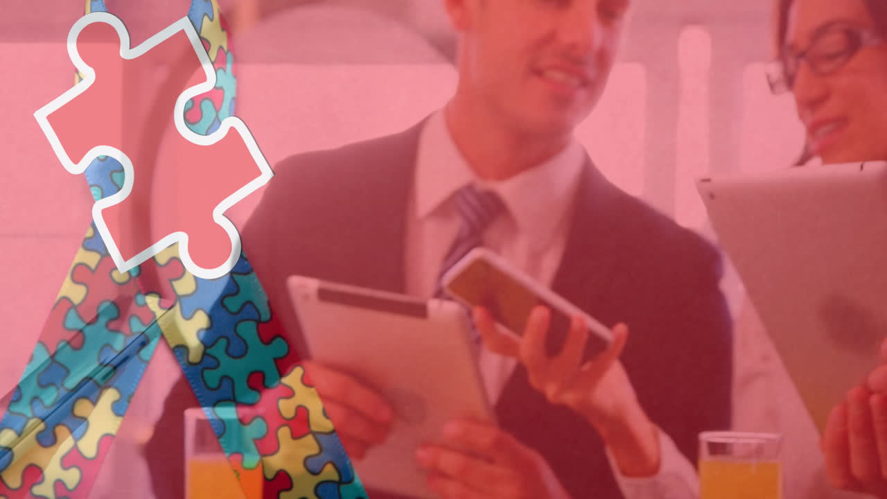 animación de coloridas piezas de rompecabezas cinta sobre personas de negocios que utilizan dispositivos digitales