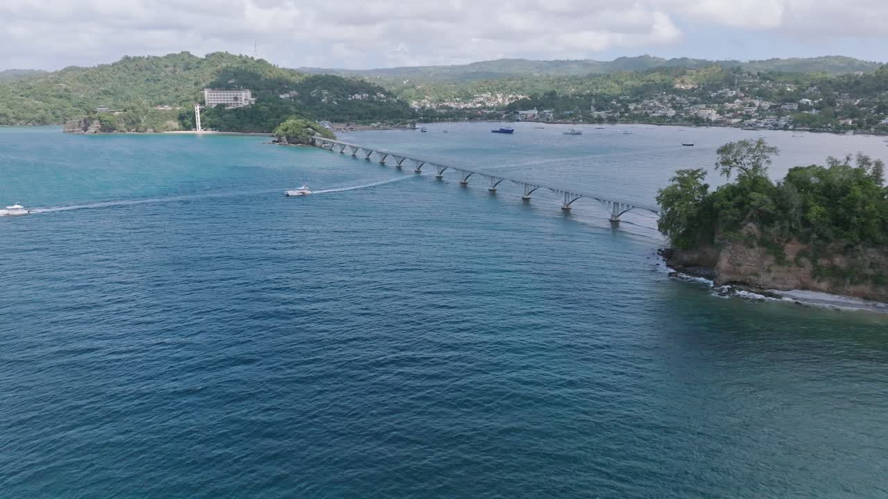 도미니카 공화국의 푸엔테 데 카요 사마나 아래를 지나가는 사마나 만에서 순항하는 쾌속정