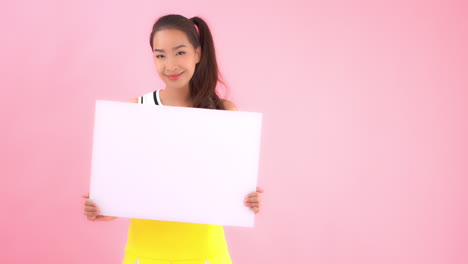 템플릿, 귀여운 여성 치어리더가 빈 포스트 보드를 들고 있습니다.