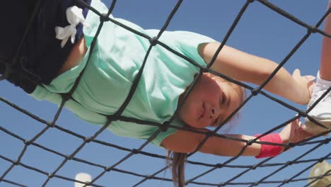 chica caucásica entrenando en el campamento de entrenamiento